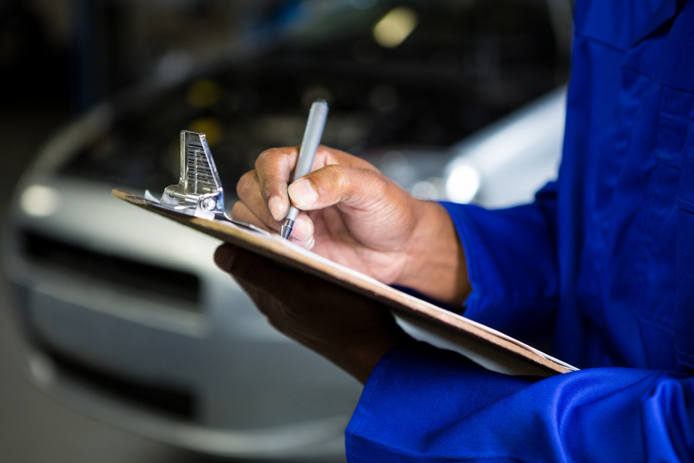 Bayanat Network account manager reviewing a fleet service contract