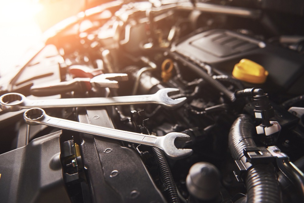 Bayanat Network technician performing an auto repair