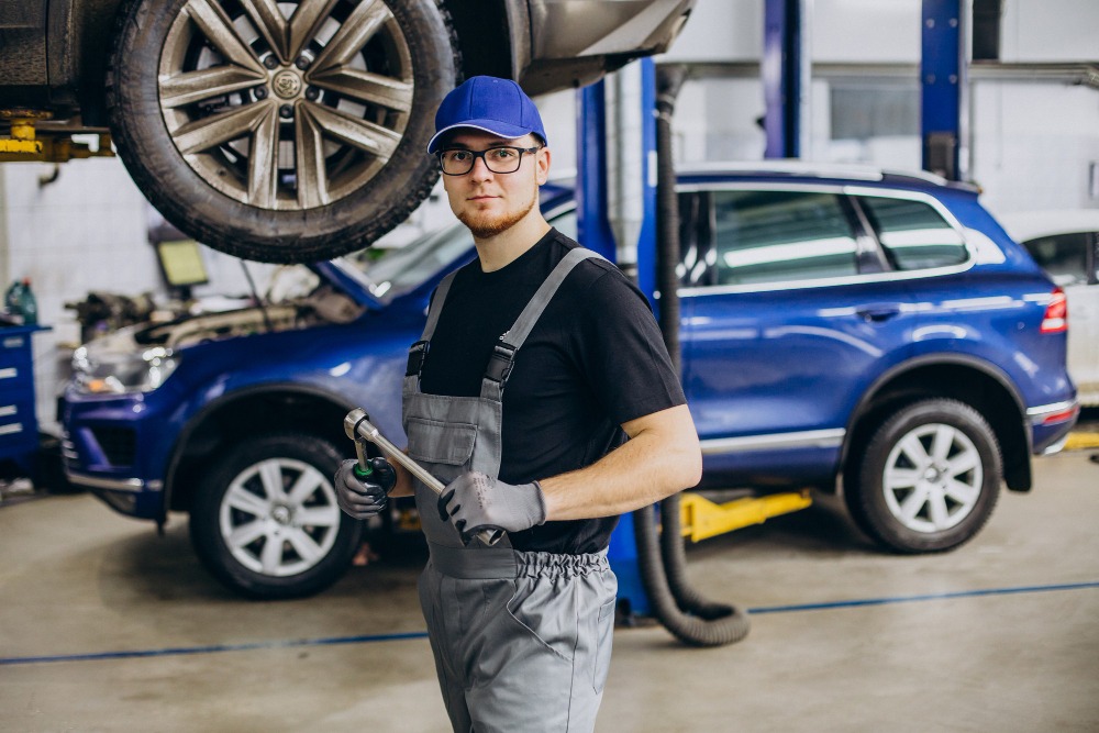 Bayanat Network technician at a certified service center