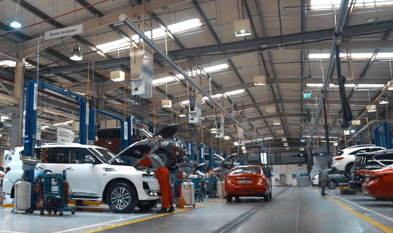Bayanat Network technician servicing a vehicle